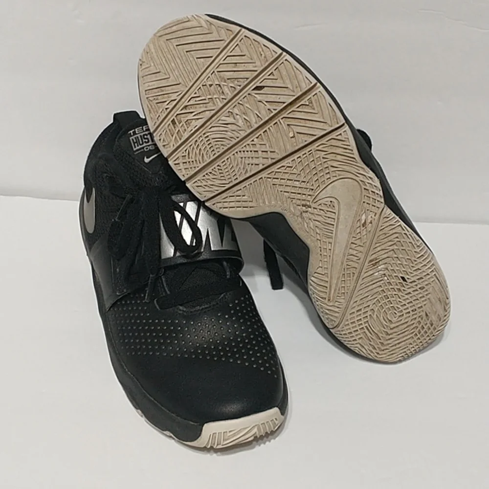 Nike Team Hustle D8 /Youth Basketball Shoes /Sneakers Black 881941-001